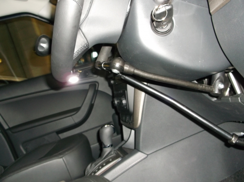 Brig-Ayd SlverLine 2 left hand brake accelerator fitted to a 2013 Skoda Yeti. view of linkage
